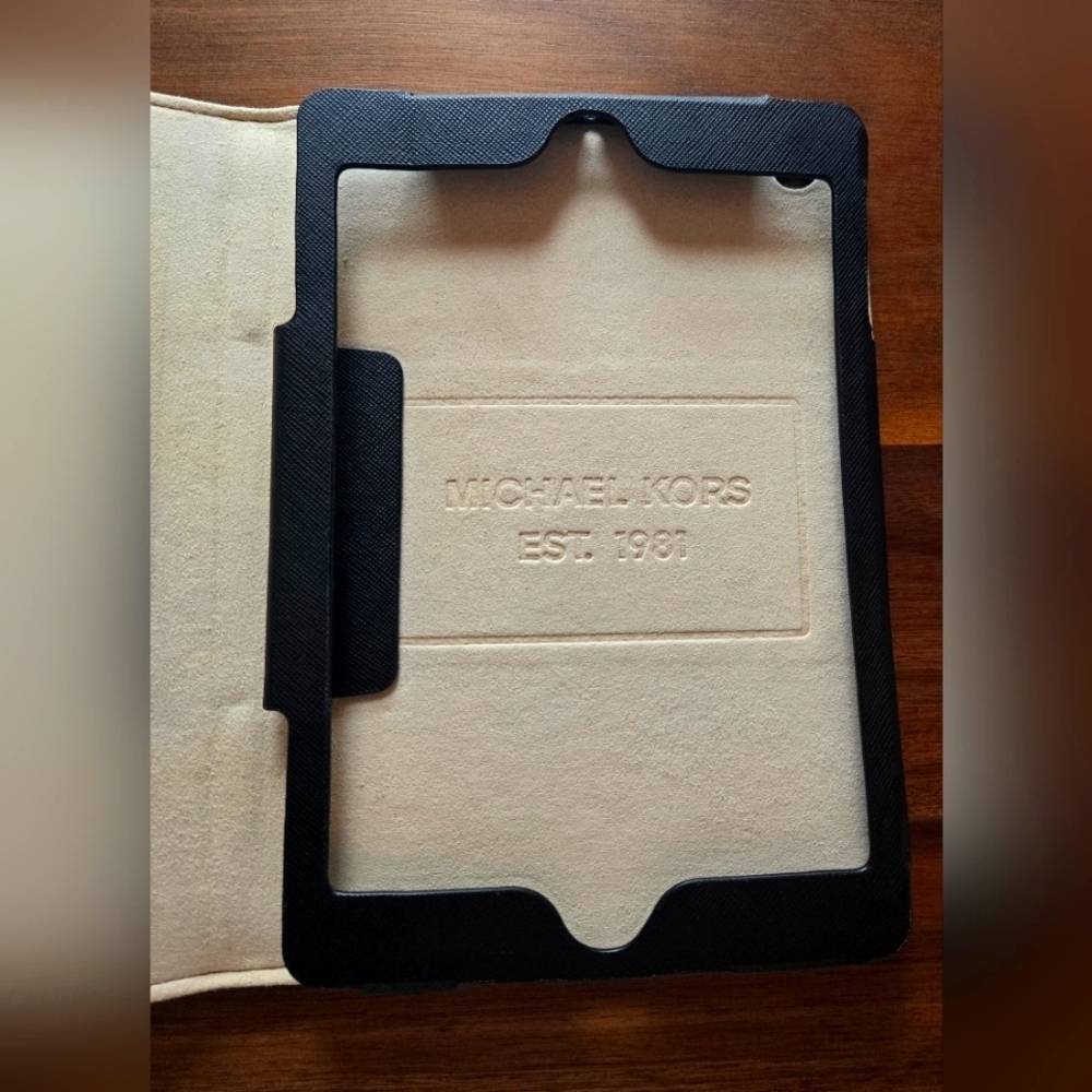 NWOT | Michael Kors | Leather Tablet Case | Black w/ Cream Interior & Gold Logo - Picture 5 of 8